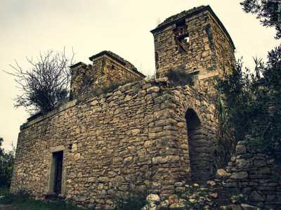 Sul tetto della prima spiccano due torri gemelle a pianta quadrata: fungevano da colombaie...
